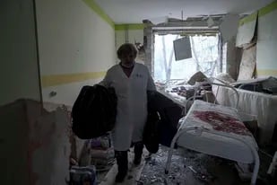 Un trabajador médico camina dentro del hospital de maternidad dañado por los bombardeos en Mariupol, Ucrania, el miércoles 9 de marzo de 2022. Un ataque ruso ha dañado gravemente un hospital de maternidad en la ciudad portuaria sitiada de Mariupol, dicen funcionarios ucranianos