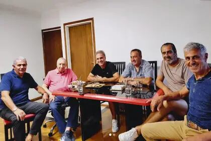 Carlos Salvador Bilardo junto a Jorge Burruchaga, Oscar Ruggeri, Oscar Garré, Sergio Batista y Ricardo Giusti.