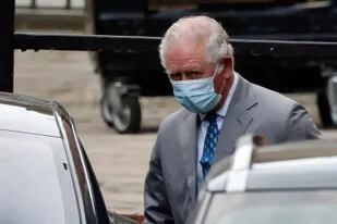 El príncipe Carlos abandona el hospital luego de visitar a su padre