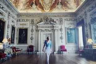Wilton House es una de las locaciones de The Crown; en esta escena Emma Corrin representa a la princesa Diana
