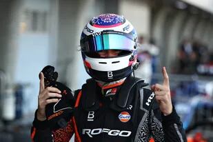 Franco Colapinto festeja su clasificación luego de quedar primero con el auto de Van Amersfoort Racing