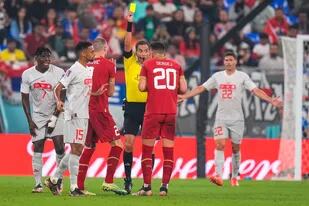 Fernando Rapallini tuvo un correcto desempeño en Suiza 3 vs. Serbia 2, un partido de alta tensión por provocaciones entre los jugadores en el Mundial Qatar 2022.