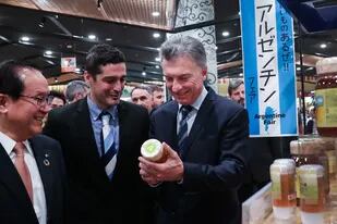 Macri visitó en Osaka una cadena de supermercados que empezó a vender carne argentina
