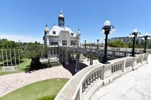 El imponente edificio del Tigre Club inaugurado a principios del siglo XX a orillas del río Luján, sede del MAT
