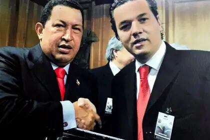 El expresidente venezolano Hugo Chávez saluda al empresario Juan José Levy