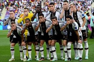 La protesta del seleccionado de Alemania en su debut mundialista, cubriéndose la boca como una señal de la censura de la FIFA en el Mundial de Qatar 2022