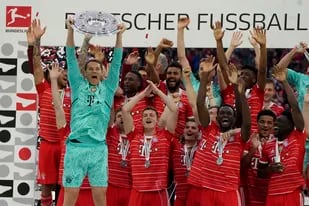 ARCHIVO - Jugadores del Bayern festejan con el trofeo de la Bundesliga al final del partido frente a Stuttgart, en la Arena Allianz de Múnich, Alemania, el domingo 8 de mayo de 2022. (AP Foto/Michael Probst, archivo)