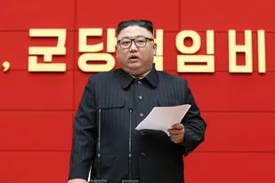 E líder norcoreano Kim Jong Un hablando en el Comité Central del Partido de los Trabajadores de Corea (WPK) en Pyongyang