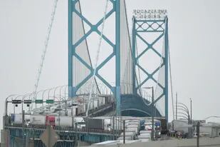 El puente Ambassador, totalmente bloqueado en Canadá