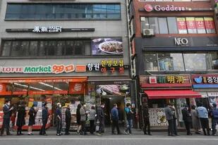 Largas filas en las farmacias de Corea del Sur para conseguir barbijos