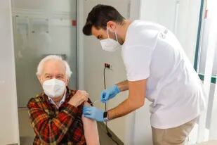 Kurt Switil recibe la vacuna de Pfizer contra el coronavirus en Viena, el 10 de abril de 2021. (AP Foto/Lisa Leutner, Archivo)