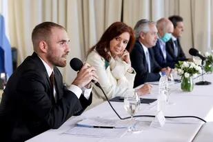 El ministro Guzmán, con la vicepresidenta Cristina Kirchner y el presidente Alberto Fernández, el día que presentaron la oferta a los acreedores