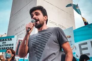 Juan Guido Paredes, un miembro de Jóvenes Pro de 27 años, fue uno de los oradores durante la protesta; "yo no me resigno a que mi salida sea Ezeiza y a no poder ser feliz en la Argentina", dijo