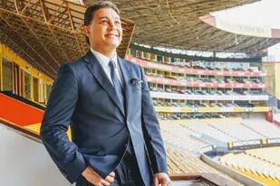 El Beto Alfaro Moreno en el estadio Monumental del Barcelona, donde está su despacho presidencial en Guayaquil; “Me enferma que un jugador pierda un partido y cambie la camiseta”, avisa, apasionado