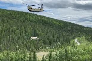 Un helicóptero del parque fue el encargado de retirar el auto hacia una zona más segura. Fuente: Alaska National Guard