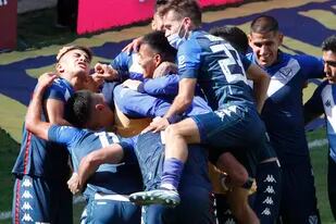 Vélez se impuso por 2-1 y se clasificó a los cuartos de final de la Copa de la Liga Profesional