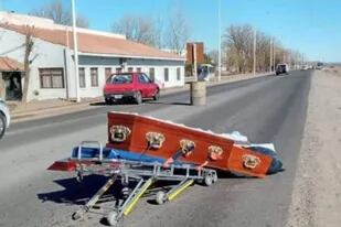El tránsito fue interrumpido mientras las autoridades provinciales retiraban el ataúd y envolvían el cadáver que iba a ser enterrado. Fuente: @chechealumine.