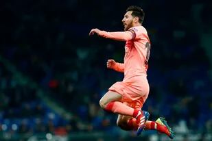 El festejo de Messi, después de su golazo de tiro libre.
