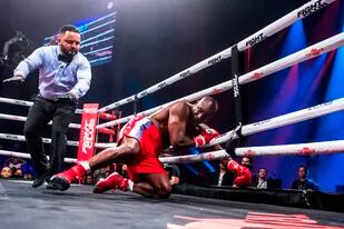 El exboxeador profesional estadounidense Evander Holyfield cae durante una pelea con el brasileño Vitor Belfort durante una pelea de boxeo en Hard Rock Live de Hollywood, en las afueras de Miami