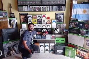 La colección de controles de Xbox de Francisco Rottoli, en Posadas, es la más grande de América latina