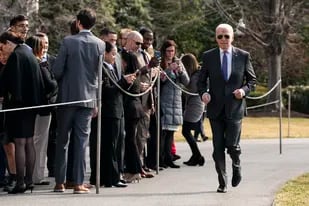 El presidente Joe Biden corre a hablar con reporteros en la Casa Blanca en Washington el 2 de marzo del 2022.  (Foto AP/Alex Brandon)