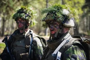 Miembros de la MPK, la Asociación de Entrenamiento de Defensa Nacional de Finlandia, asisten a un entrenamiento en la base militar de Santahamina en Helsinki, Finlandia, el 14 de mayo de 2022