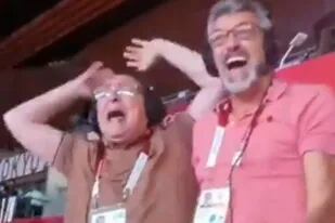 Toda la emoción de José Montesano (relator) y Hugo Conte (comentarista y ex jugador de la selección argentina de vóleibol) en el momento en el que Argentina vence a Italia en el tie-break de los cuartos de final de Tokio 2020.