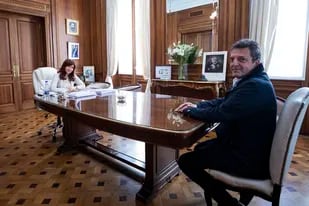 La presidenta del Senado Cristina Fernández de Kirchner recibió a Sergio Massa