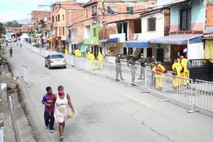 Las autoridades colombianas decidieron aislar barrios de Bogotá y Medellín