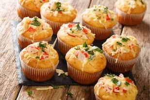 Budines estilo muffin de polenta y zanahoria.
