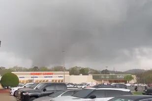 La impactante dimensión del tornado sobre el cielo de Little Rock, Arkansas, este viernes por la tarde