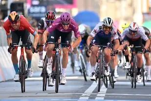 El francés Arnaud Demare, segundo desde la izquierda, cruza la meta para ganar la 13ra etapa del Giro D'Italia, de Sanremo a Cuneo, el 20 de mayo del 2022.  (Massimo Paolone/LaPresse vía AP)