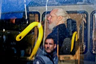 Tras ser arrestado en la embajada ecuatoriana en Londres, Assange fue trasladado ayer a un juzgado