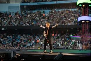 Ed Sheeran en el escenario del Etihad Stadium, lugar donde sucedió la insólita situación