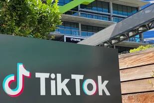 En esta foto de archivo tomada el 11 de agosto de 2020, se ve el logotipo de TikTok en el nuevo espacio de oficinas de la compañía en el campus C3 en Culver City, en el lado oeste de Los Ángeles