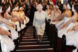 Dos filas de cisnes blancos reciben a la reina en el Royal Albert Hall tras la restauración de la emblemática sala, que duró ocho años
