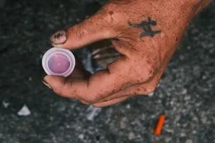 Un consumidor sujeta una dosis inyectable de heroína mezclada con fentanilo en Pensilvania, Estados Unidos