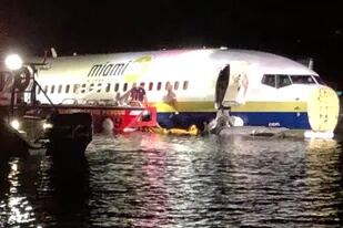 Un Boeing 737 habría patinado de la pista de aterrizaje y llegado al río St. Johns.