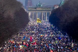 Miles de personas se congregan frente a la Puerta de Brandeburgo para protestar por la invasión de Rusia a Ucrania el 27 de febrero de 2022, en Berlín, Alemania. (AP Foto/Markus Schreiber)