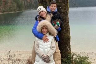 Evangelina Anderson y sus hijos Bastián, Lola y Emma viajaron a la Argentina (Crédito: Instagram/@evangelinaanderson)