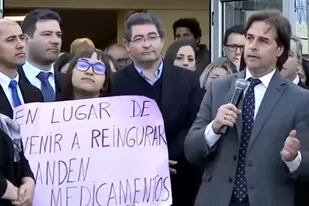 El presidente Luis Lacalle Pou invitó a su lado a una mujer con una queja escrita en un cartel, en Canelones