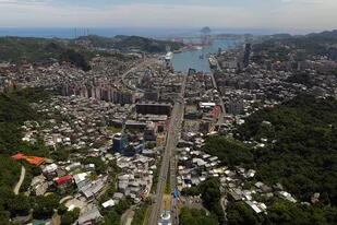 Esta vista aérea muestra el horizonte y el puerto en la ciudad de Keelung el 10 de julio de 2020