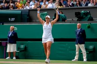 Ashleigh Barty celebra tras vencer a Angelique Kerber en la semifinal; la australiana llega por primera vez a la definición en el All England