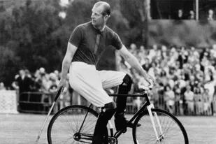 El Príncipe Felipe y la modalidad del polo en bicicleta, que tomó de los argentinos