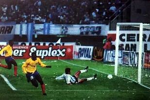 Freddy Rincón anota el primer gol en el inolvidable 5-0 de Colombia a la Argentina en el estadio de River, en 1993.