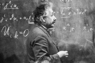 Una carta que Albert Einstein escribió a un colega con una importante ecuación se subastó por más de un millón de dólares