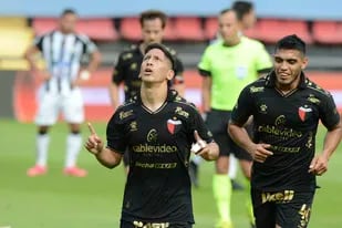 Aliendro festeja un gol con la camiseta de Colón