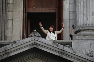 Cristina Fernández de Kirchner saluda desde el balcón de su despacho en el Congreso de la Nación