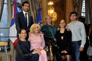 Mirtha Legrand rodeada de su familia: Nacho y Juana Viale, su hija Marcela Tinayre, su nieto Rocco Gastaldi y su bisnieta Ámbar de Benedictis