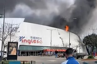 Incendio del edificio de Tienda Inglesa en Punta del Este (Foto de Laura BONILLA CAL / AFP)